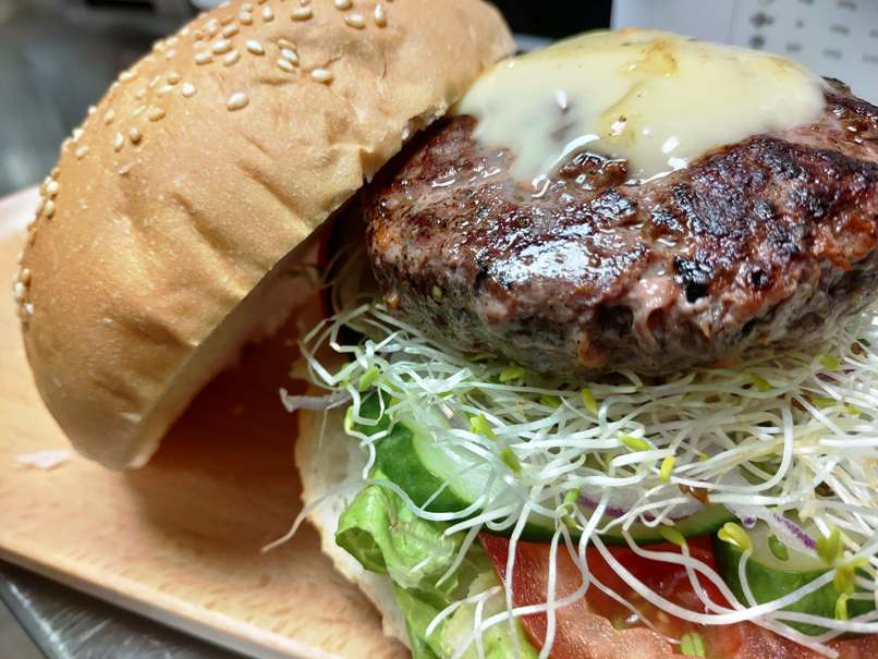 採用紐西蘭草飼牛．台灣首家清真規格漢堡店